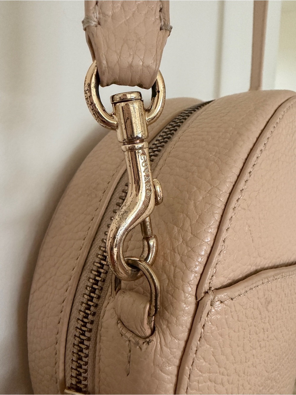 Cuyana circle bag in blush pebbled leather - Picture 5 of 8